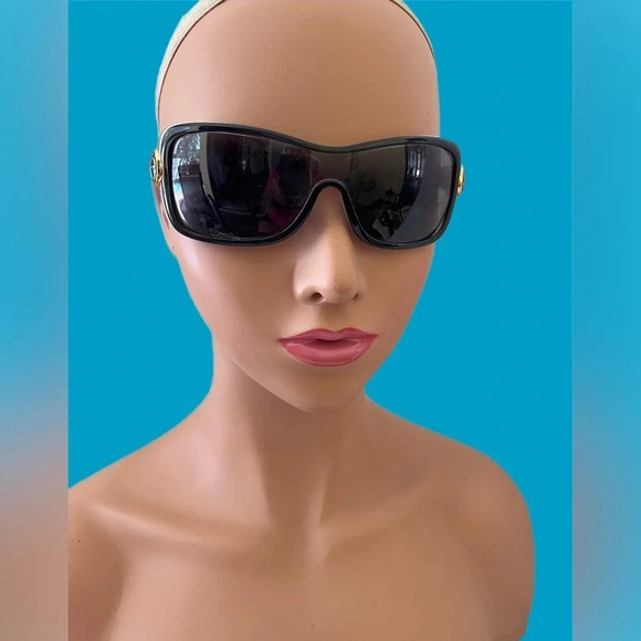 Lilly Pultzer wrap around sunglasses. Lenses has a few small scratches - Picture 4 of 9